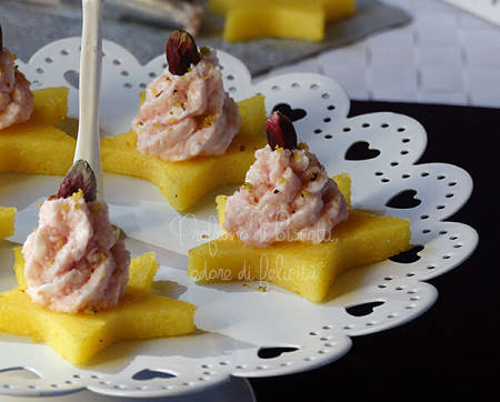 Tartine di polenta a forma di stella con crema di mortadella