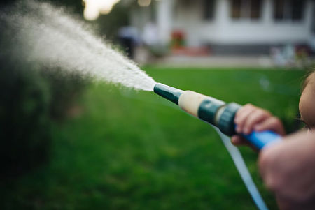 Come bagnare il prato sintetico