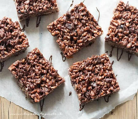 Barette di riso sogffiato e cioccolato tagliate a quadrotti