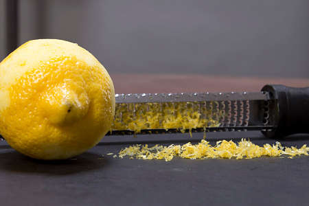 Parte gialla di buccia di limone grattugiata