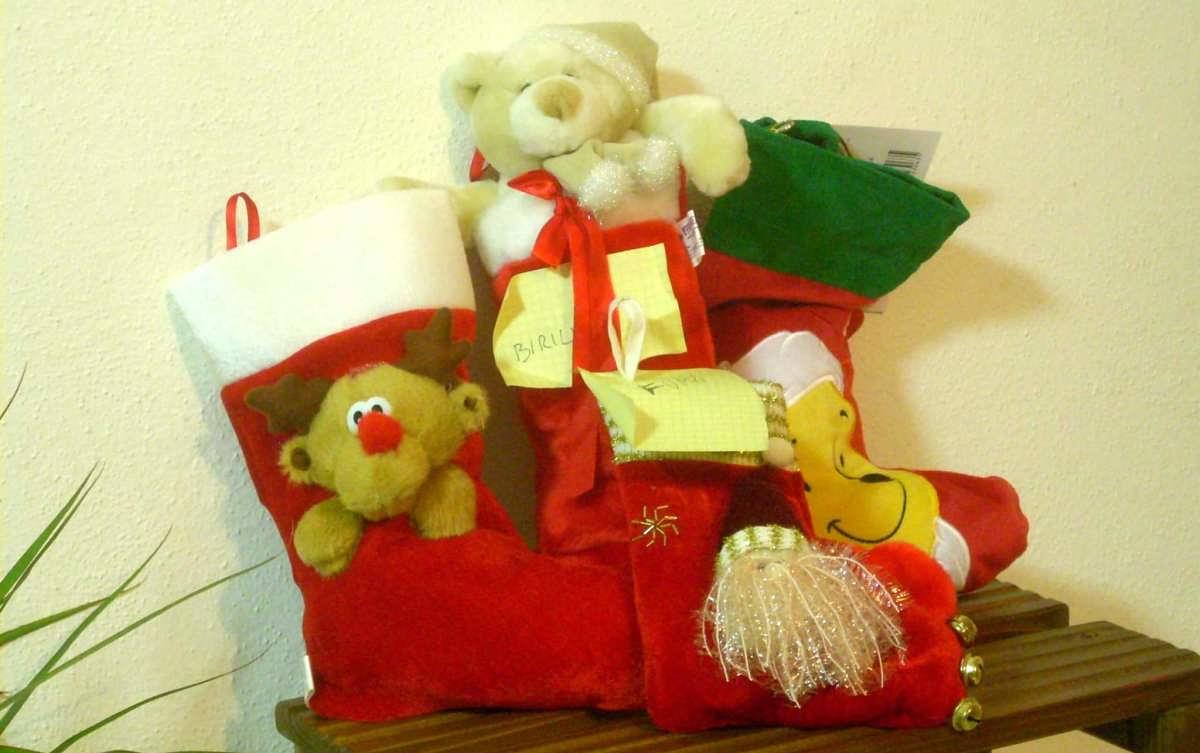 Le calze della Befana sono attese dai bambini Calze della Befana piene di dolcetti e regalini