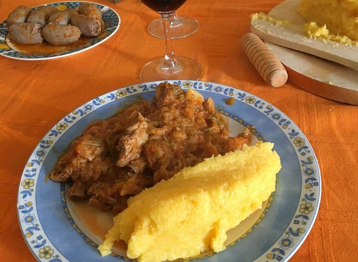 La casseula si sposa bene con la polenta Casseula milanese con polenta