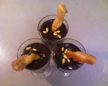 Chiacchiere fritte con sanguinaccio al cioccolato in bicchieri di vetro