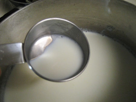 Come prelevare col mestolo poco latte per volta dalla pentola