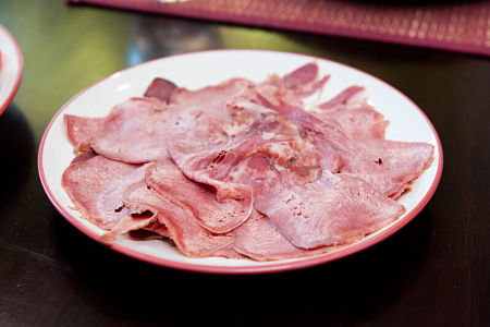 Lingua salmistrata fredda affettata sottilmente