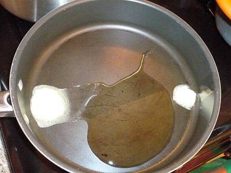 Padella con dentro olio e burro