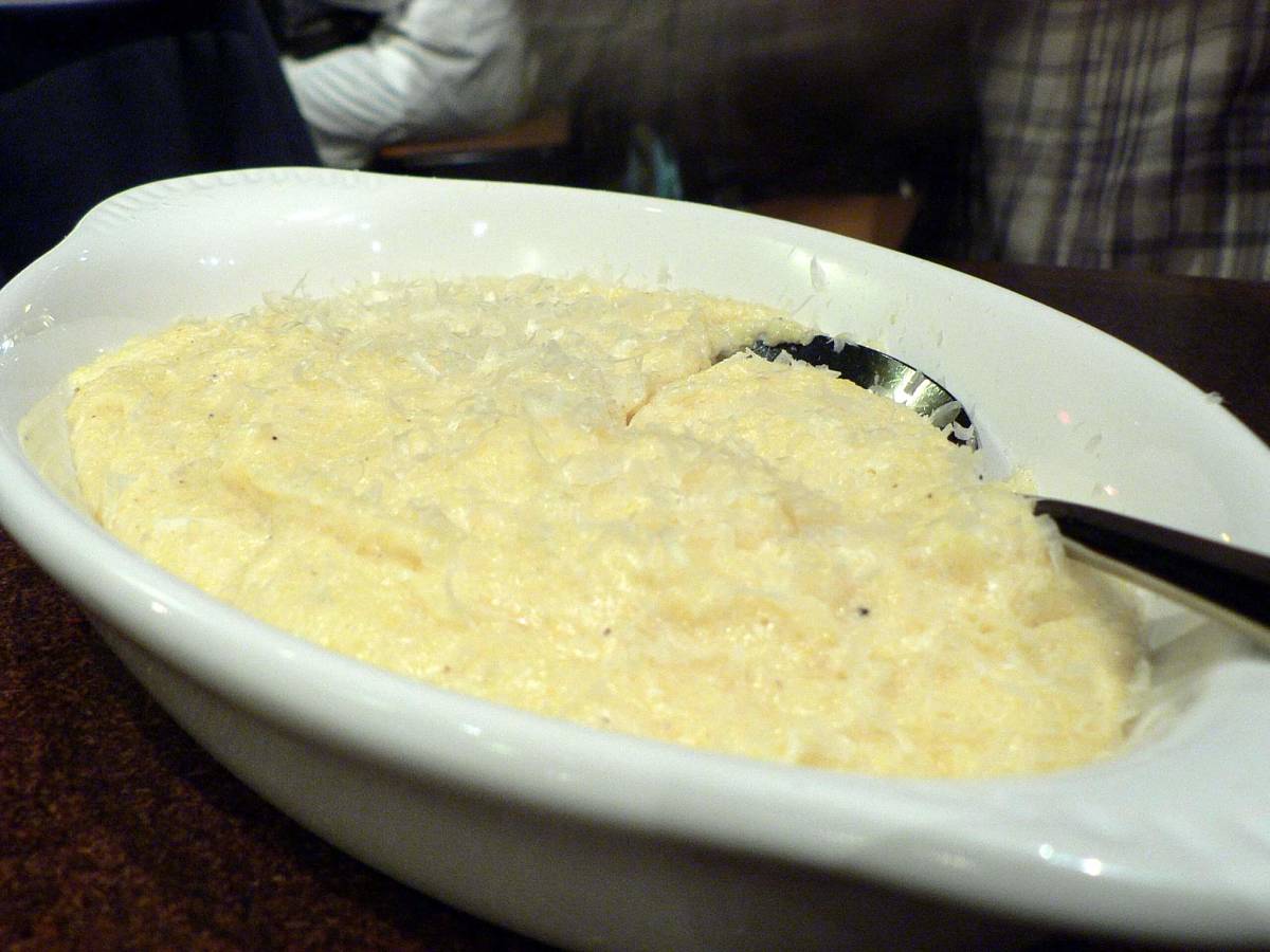 Invitante polenta di patate e formaggio appena fatta Polenta di patate e formaggio nel piatto