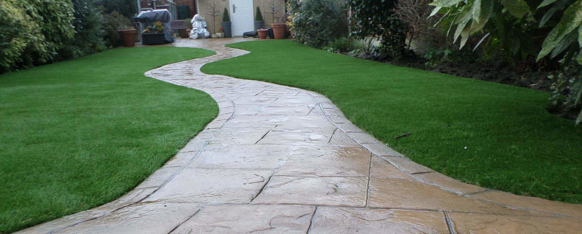 Vialetto in mezzo a prati sintetici puliti ed in ordine