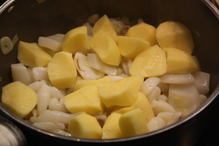Seppie a listarelle e patate a tocchetti nella pentola