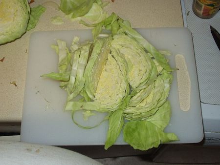 Verza cruta tagliata su tagliere