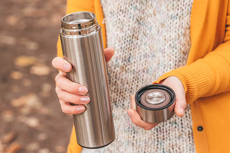 Donna tiene in mano un thermos pulito e di buona tenuta termica