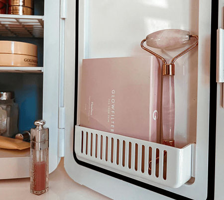 Mini frigorifero contenente cosmetici