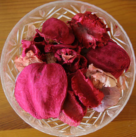 Pot-pourri di rose in vaso di vetro