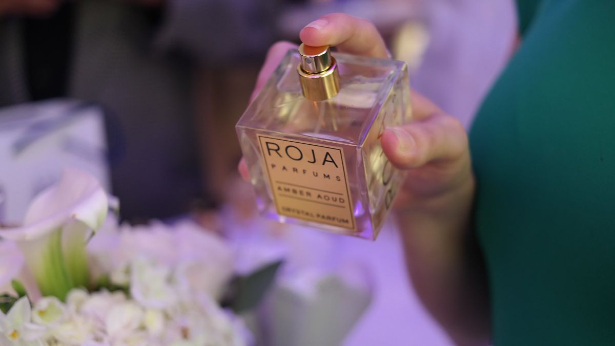 Donna usa un vecchio profumo