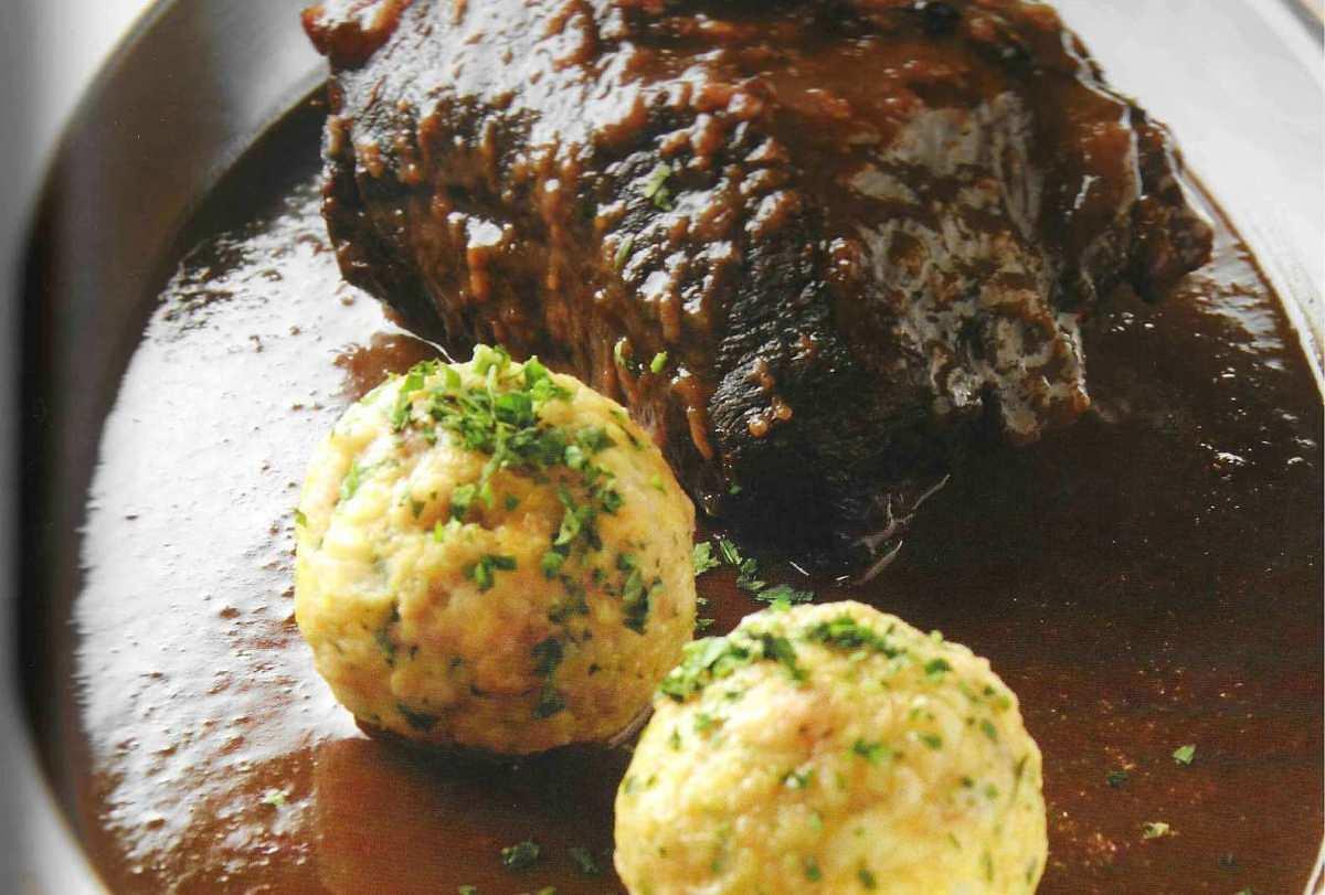 Spalla di manzo al vino rosso con canederli