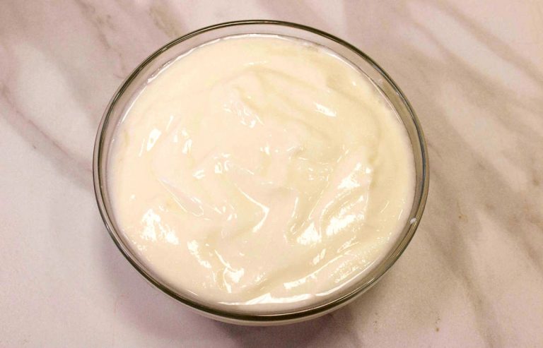 Yogurt fatto in casa senza yogurtiera in ciotola di vetro