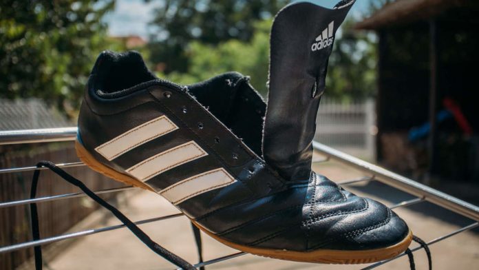 Come fare asciugare le scarpe bagnate Scarpa bagnata messa ad asciugare all'aria