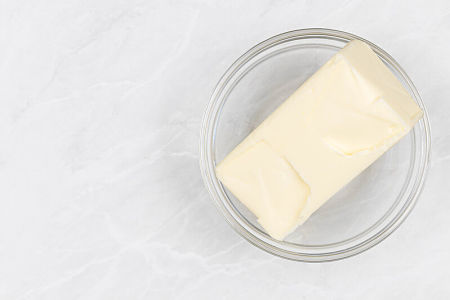 Burro freddo di frigo in ciotola di vetro