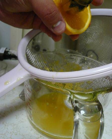 Filtraggio al colino del succo di arance