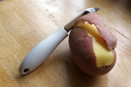 Come pelare una patata con lo spelucchino