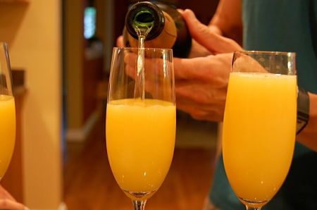 Come aggiungere lo champagne al Mimosa cocktail