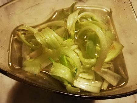 Puntarelle arricciate dopo l'ammollo in acqua e ghiaccio