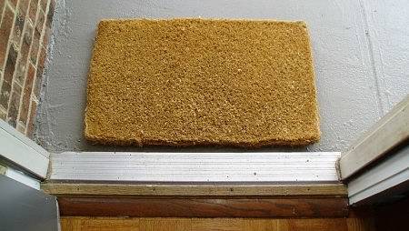 Polvere su zerbino in fibre di cocco