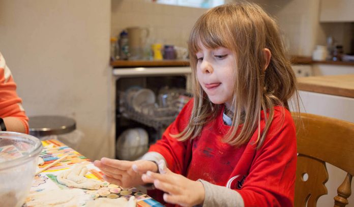 Bambina gioca creativamente con la pasta di sale Bambina crea lavoretti con la pasta di sale