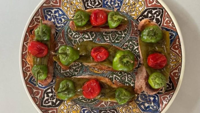 Bruschette con friggitelli e pomodorini pachino