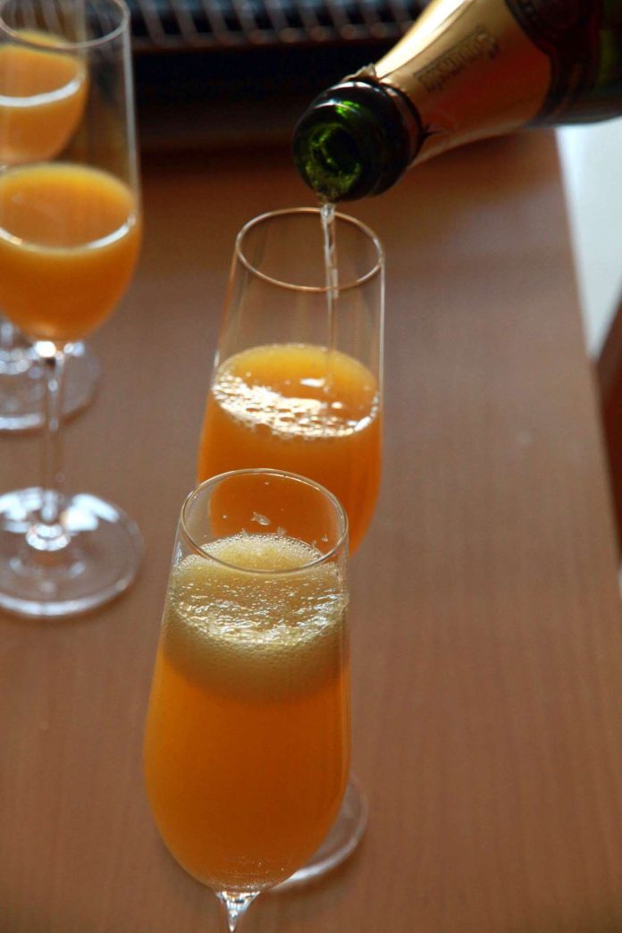 Cocktail Buck's Fizz in calici di vetro