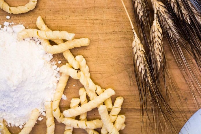 Busiate fatte in casa con farina di grano