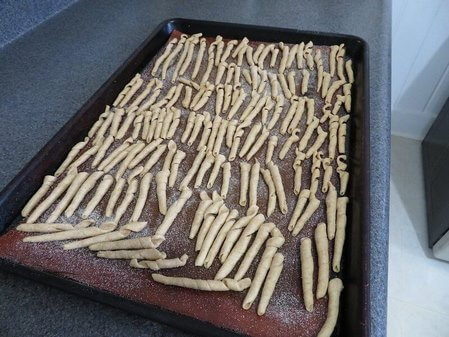 Busiatecrude su vassoio infarinato