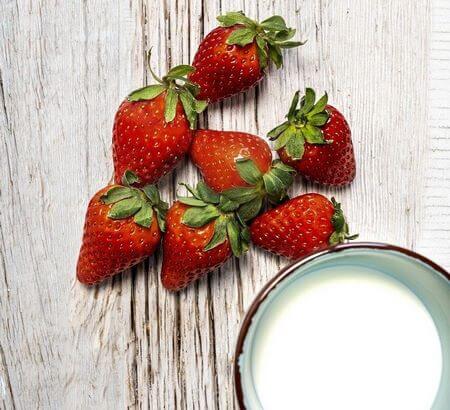 Fragole mature e latte fresco