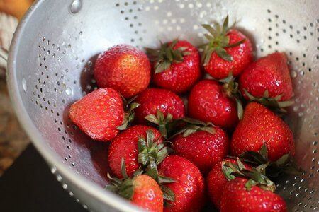 Fragole lavate nel colapasta
