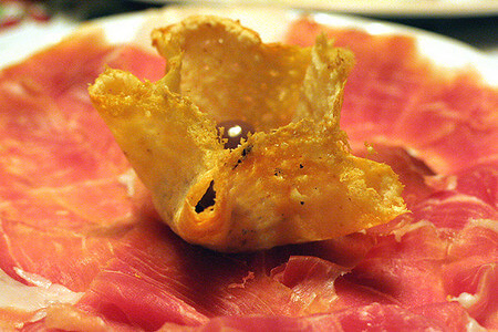 Cestino di frico friabile su letto di prosciutto crudo