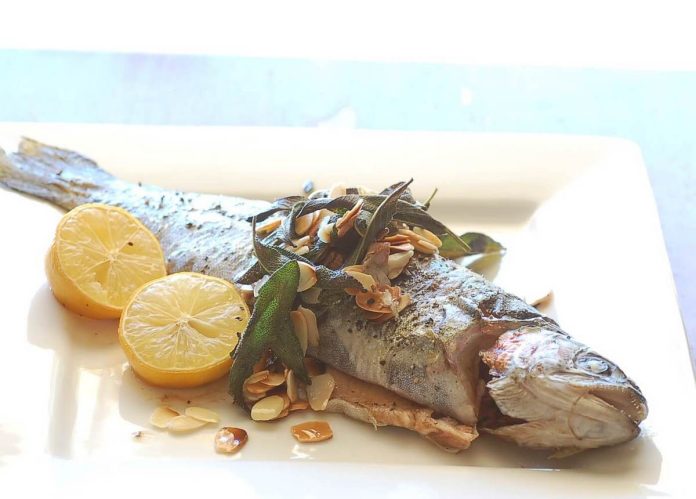 Trota con mandorle e salvia cotta in forno
