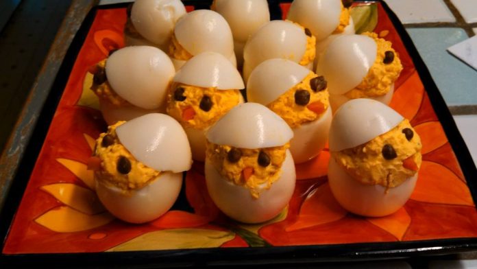 Uova sode farcite a forma di pulcino
