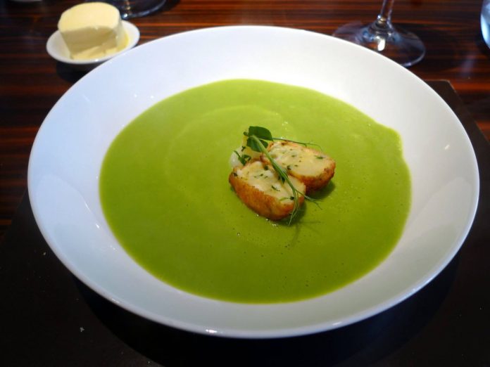 Vellutata di fave fresche di colore verde intenso come quella di piselli