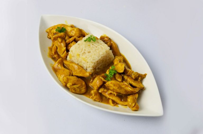 Bocconcini di pollo al curry con riso basmati
