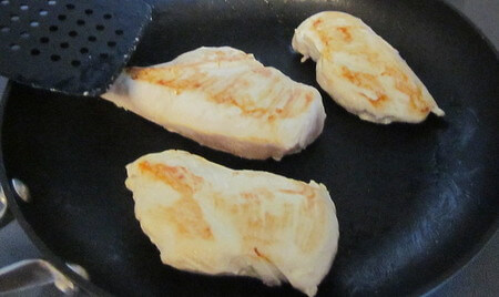 Petti di pollo della giusta doratura nella padella