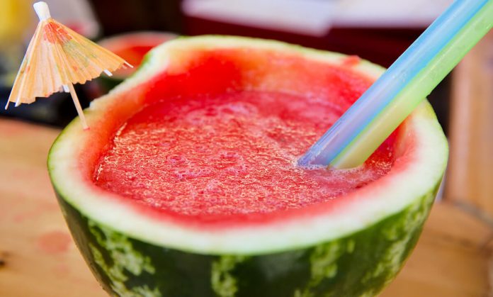 Granita di anguria nella buccia del frutto