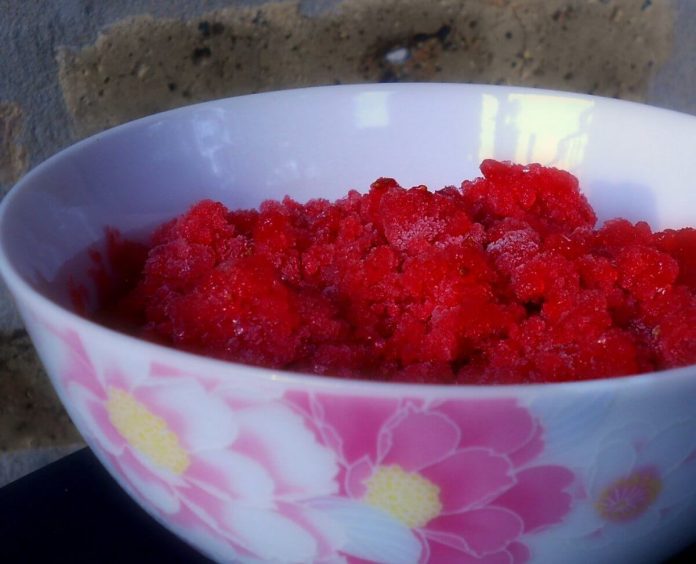 Rinfrescante e golosa granita di fragole Granita di fragole in ciotola di ceramica