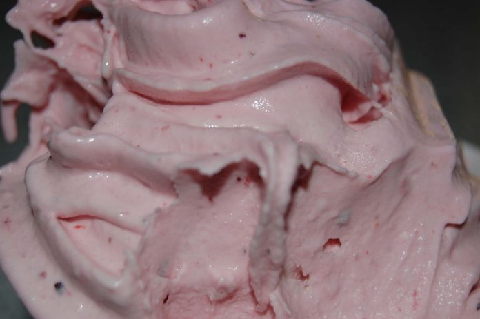 Aspetto della mousse di fragole preparata in 10 minuti