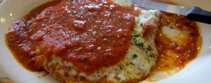 Aspetto del petto di pollo alla pizzaiola con mozzarella cucinato in padella