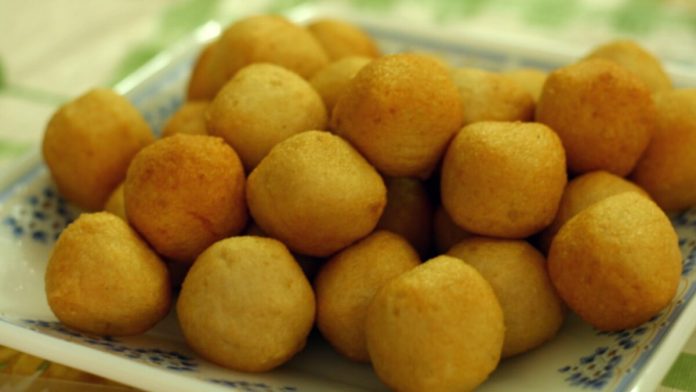 Polpettte di tonno appena fritte Polpette di tonno fritte nel piatto di portata