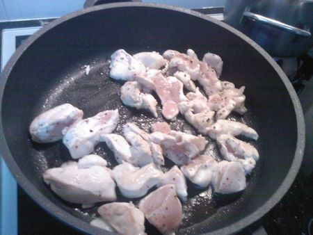 Bocconcini di pollo rosolano in padella