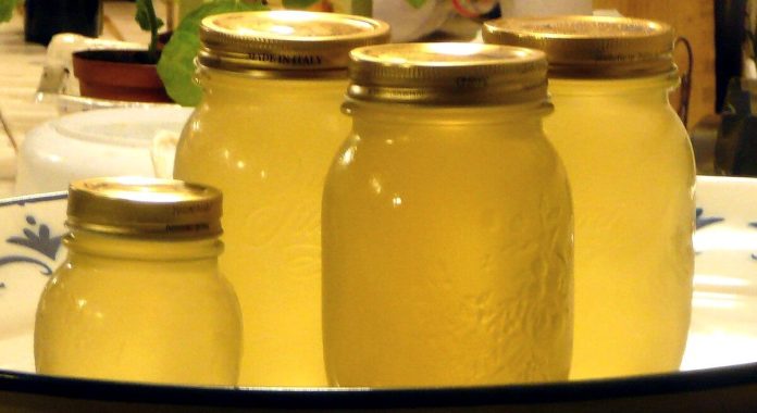 Sciroppo di fiori di sambuco conservato in vasi chiusi ermeticamente Sciroppo di fiori di sambuco in barattoli chiusi