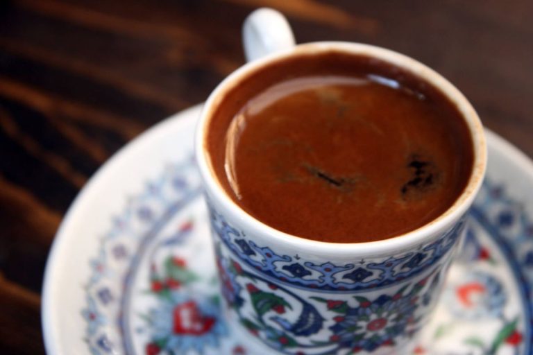 Tazzina contenente caffè turco fatto senza cezve