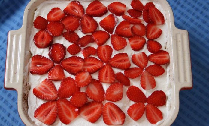 Pirofila contenente tiramisù alle fragole privo di uova ed alcool Tiramisù alle fragole fatto senza uova e liquore nella pirofila