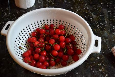 Amarene lavate nello scolapasta